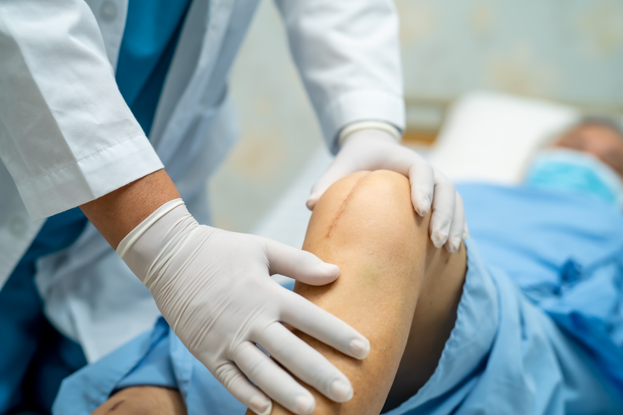 paciente-asiatica-senior-mujer-muestra-sus-cicatrices-quirurgicas-total-de-la-articulacion-de-rodilla.jpg paciente-asiatica-senior-mujer-muestra-sus-cicatrices-quirurgicas-total-de-la-articulacion-de-rodilla.jpg