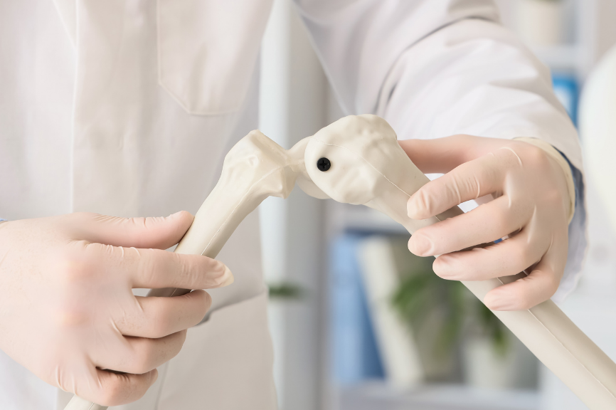 Consultas médica Traumatología: Artrosis y Artritis, Desgaste articular, Lesiones de Columna, hernias del núcleo pulposo, Traumatismos, Fracturas, luxaciones y esguinces provocados por golpes o caídas, tendinitis, roturas de ligamentos y desgarros musculares.