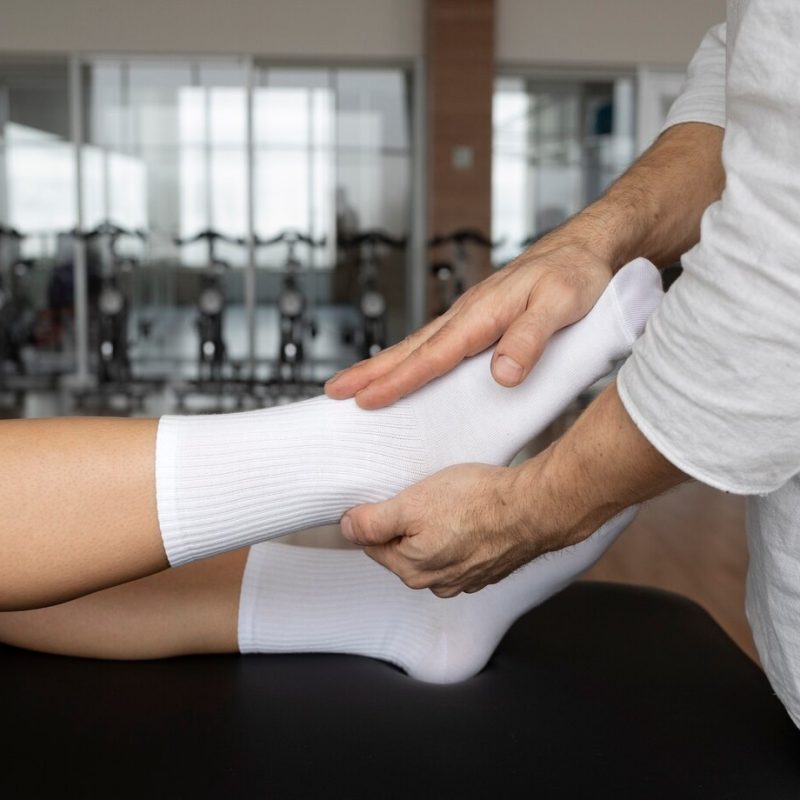 paciente-haciendo-rehabilitacion-fisica-ayudado-terapeutas_23-2149227806